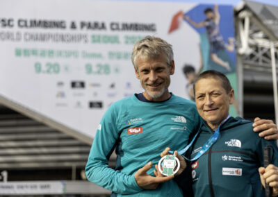 Linda mit ihrer gewonnenen Silbermedaille und Elch - IFSC Climbing World Championships 2025 Seoul / South Korea © H. Wilhelm / IFSC